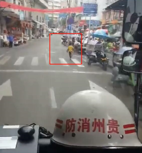 這條街最靚的仔！男孩為消防帶路上熱搜引網友怒贊：少年強則國強(圖2)