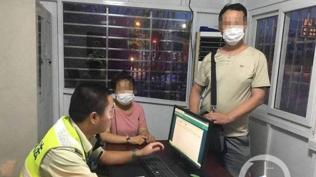 話嘮遭人煩！男女坐車旅游因話太多，被司機丟在了高速上 