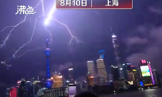 網(wǎng)友：誰在渡劫？上海東方明珠被閃電擊中？已裝備環(huán)形避雷針，并未“親吻”到 (圖3)