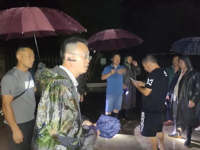 女子發現客廳1厘米裂縫救下21戶村民，6座民房被夷為平地(圖2)