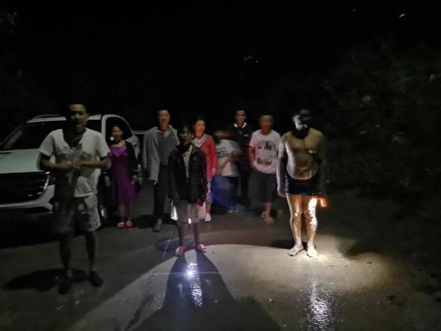女子發現客廳1厘米裂縫救下21戶村民，6座民房被夷為平地(圖3)