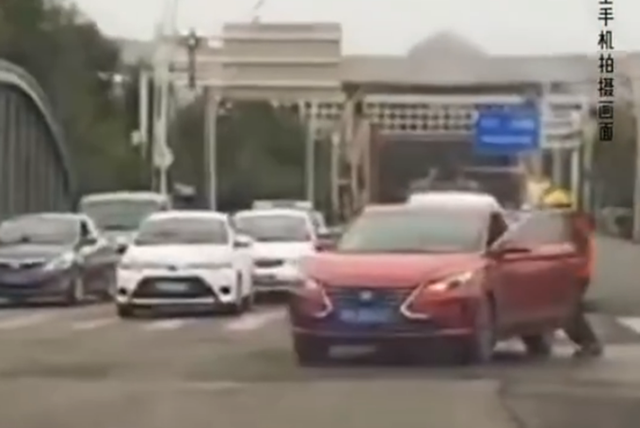 外賣小哥16秒停住失控汽車：不是什么大事，也沒耽誤送餐時間(圖1)